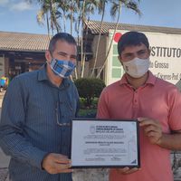 Vereador Isaias Bezerra entrega moção de aplausos ao diretor do campus Anderson Wesley Bezerra